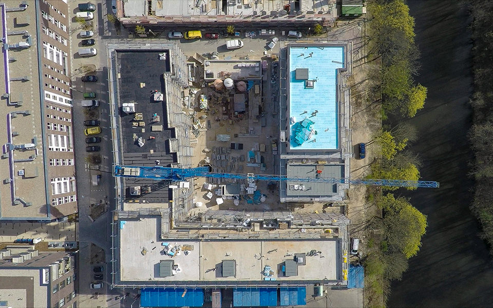 baudokumentation-kran-luftbild-crew-baustelle-von-oben Baustelle mit Kran von oben