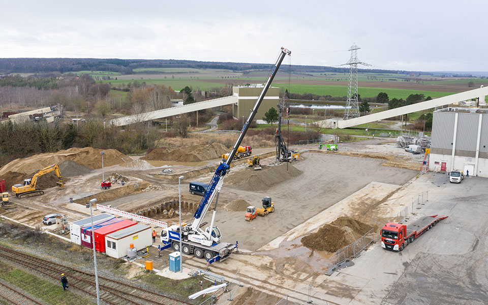 Baustelle mit Kran aus der Luft
