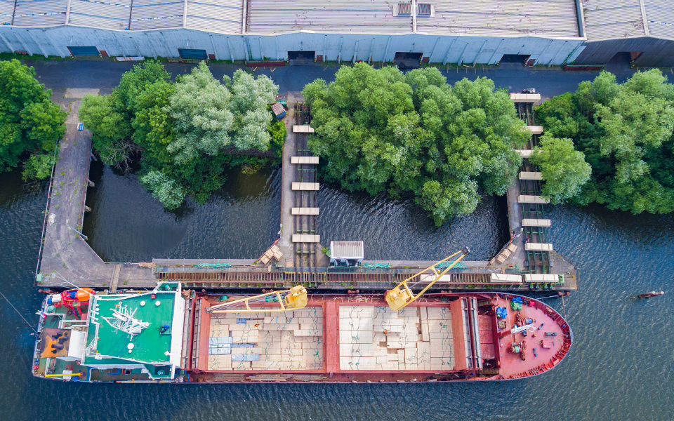 krages-holzindustrie-luftbilder-hamburg-hafen-boot Krages - Holzindustrie - Luftbild Hamburg Hafen - Schiff Entladung